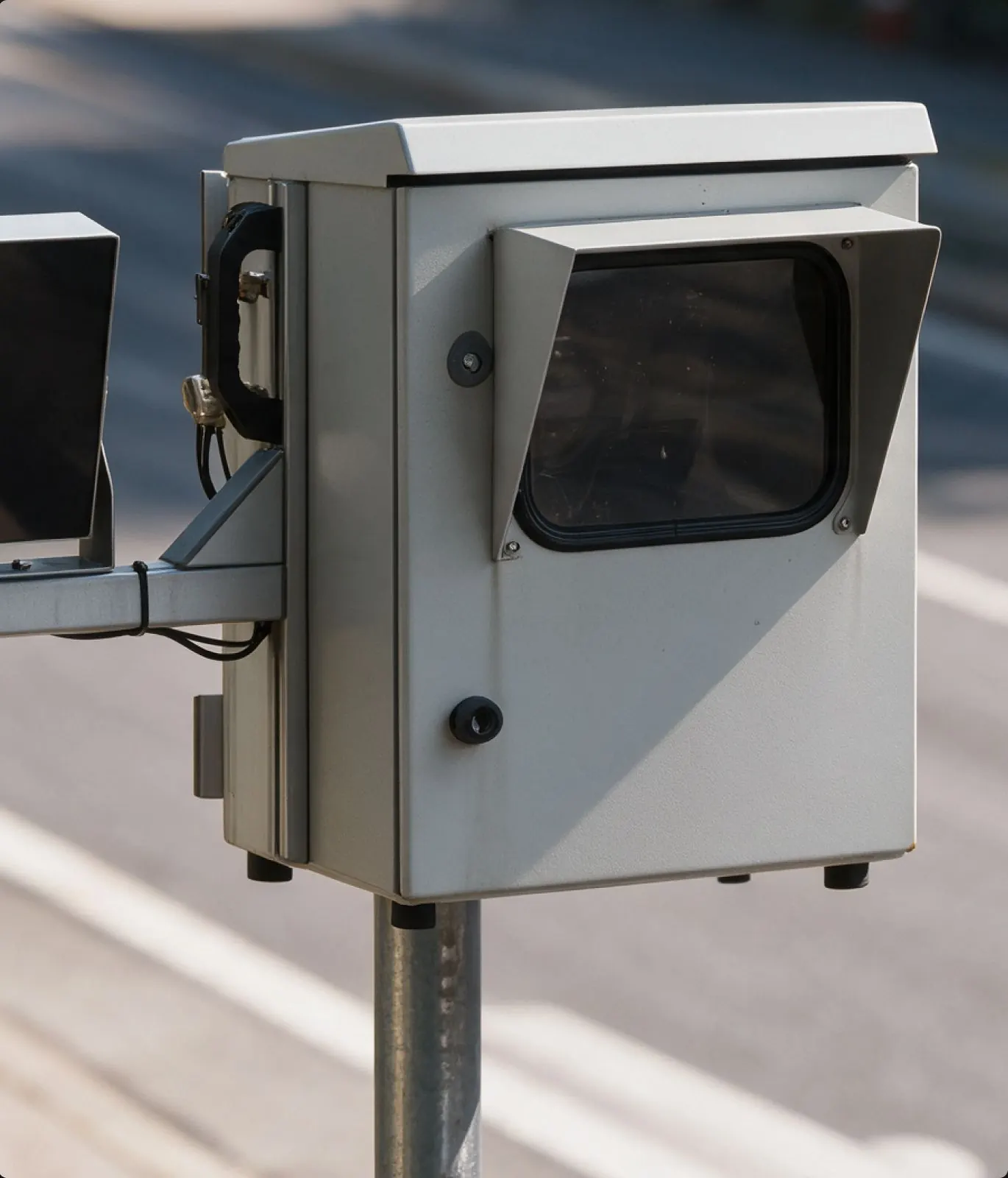 Equipamento de fiscalização semafórica em poste