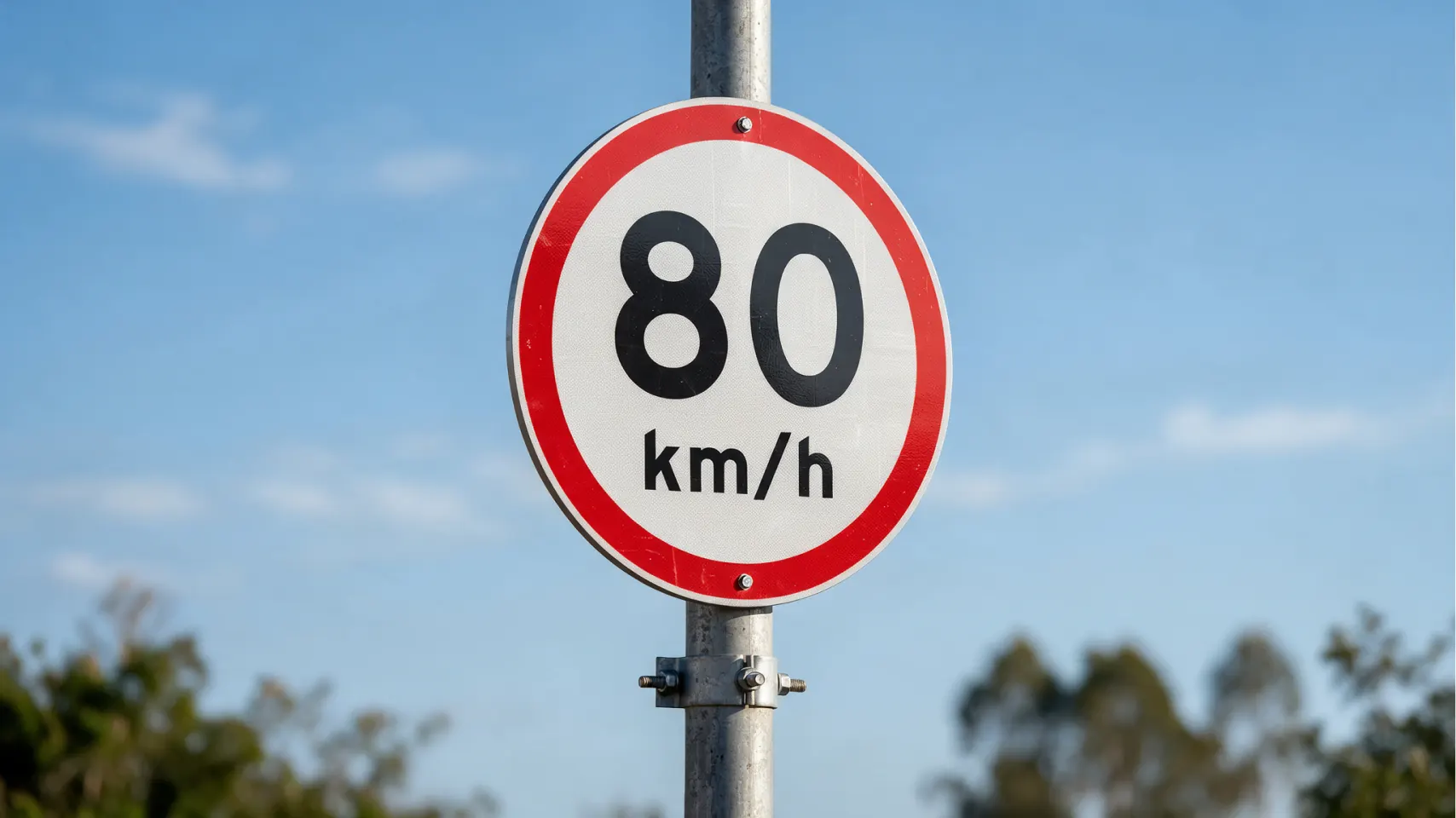 Placa de velocidade máxima de 80 km/h à beira da via